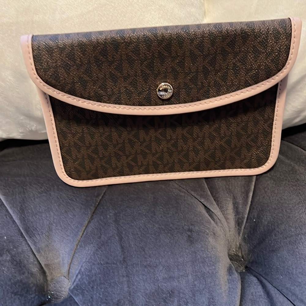 Micheal Kors big wristlet BNWT